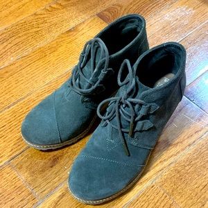 Women’s Toms Size 6 wedge bootie